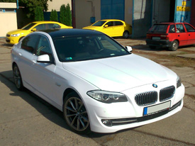 BMW 520D fóliázás: fényes fehér karosszéria fóliázás, üveghatású tető karosszéria fóliázás 1