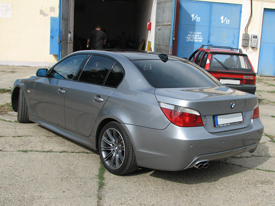 BMW E60 fóliázás: fényes metál grafit karosszéria fóliázás üveghatású tetőfóliával 9