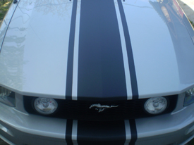 Ford Mustang fényes metál ezüst autófóliázás, matt fekete versenycsíkkal