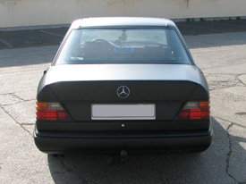 Mercedes W124 fóliázás: matt fekete karosszéria fóliázás 8